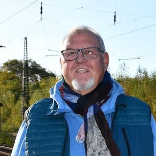 Dieter Harder, Leiter des Mentorenprogramms von Fokus Bahn NRW, steht an einem Bahnsteig