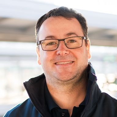 Fahrtrainer Benedikt steht an einem Gleis am Essener Hauptbahnhof.