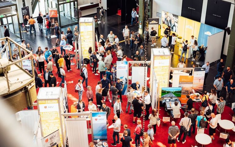 Besucher auf der Jobmesse KarriereSchiene im Colosseum Theater Essen