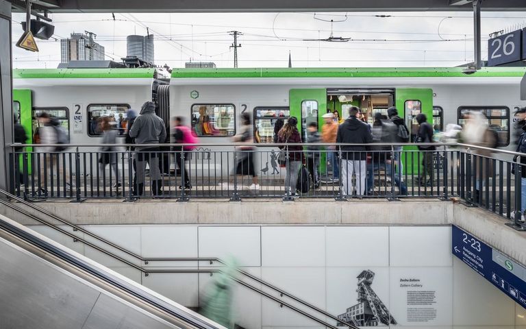 Eine S-Bahn hält am Dortmunder Bahnhof. 